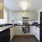 Modern 2 Bed City Apartment With Private Parking