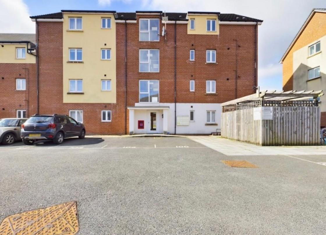 Modern 2 Bed With Private Parking Apartment