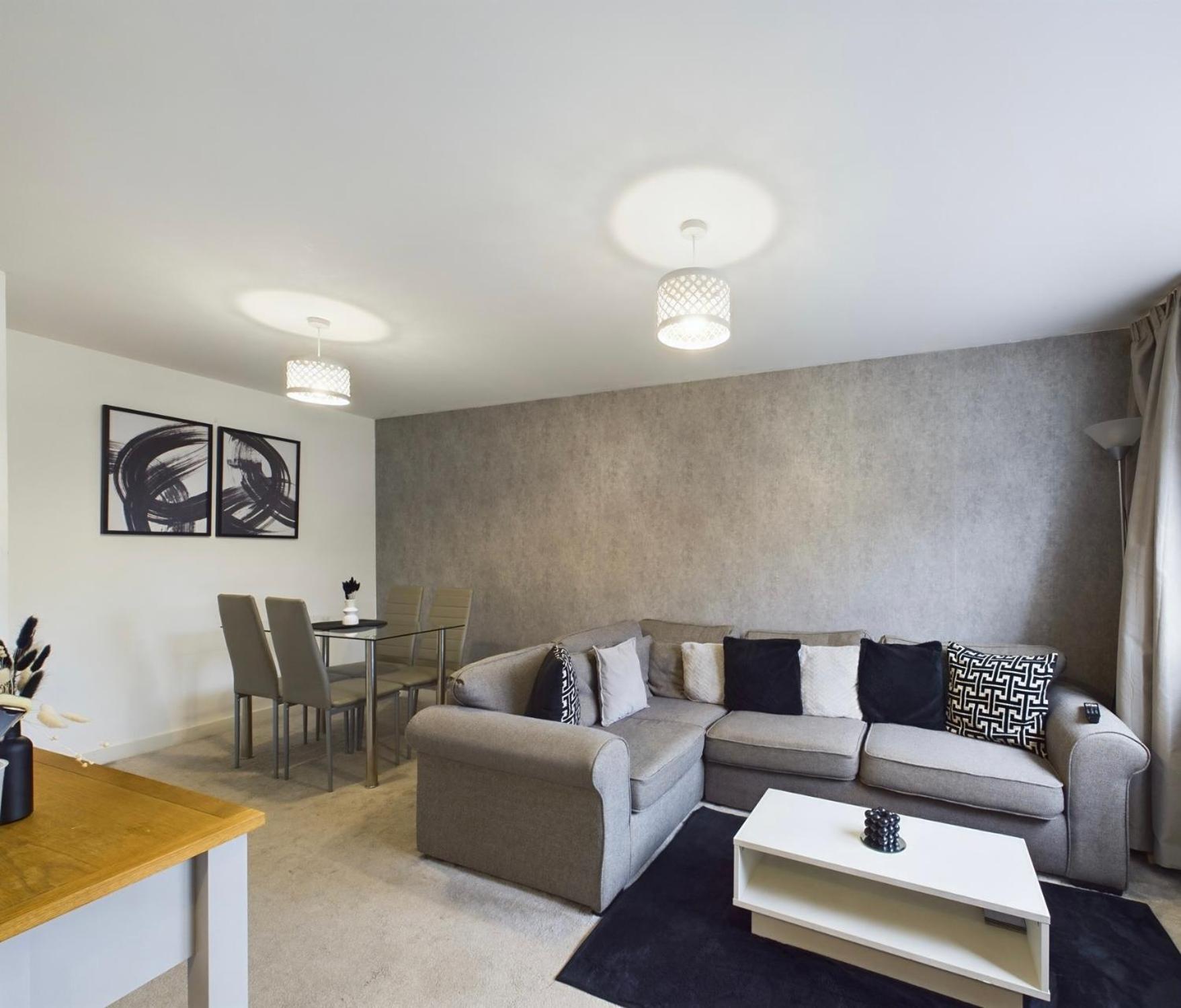Modern 2 Bed With Private Parking Swansea