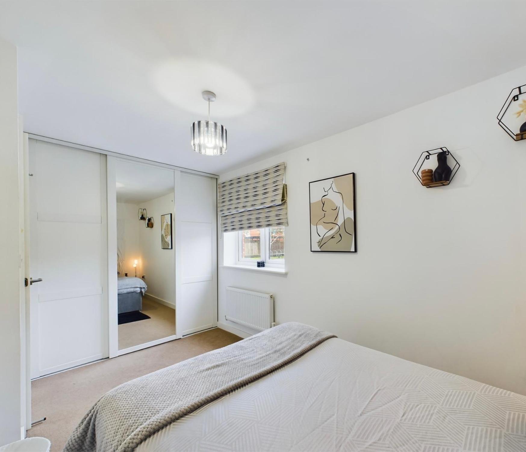 Modern 2 Bed With Private Parking Apartment