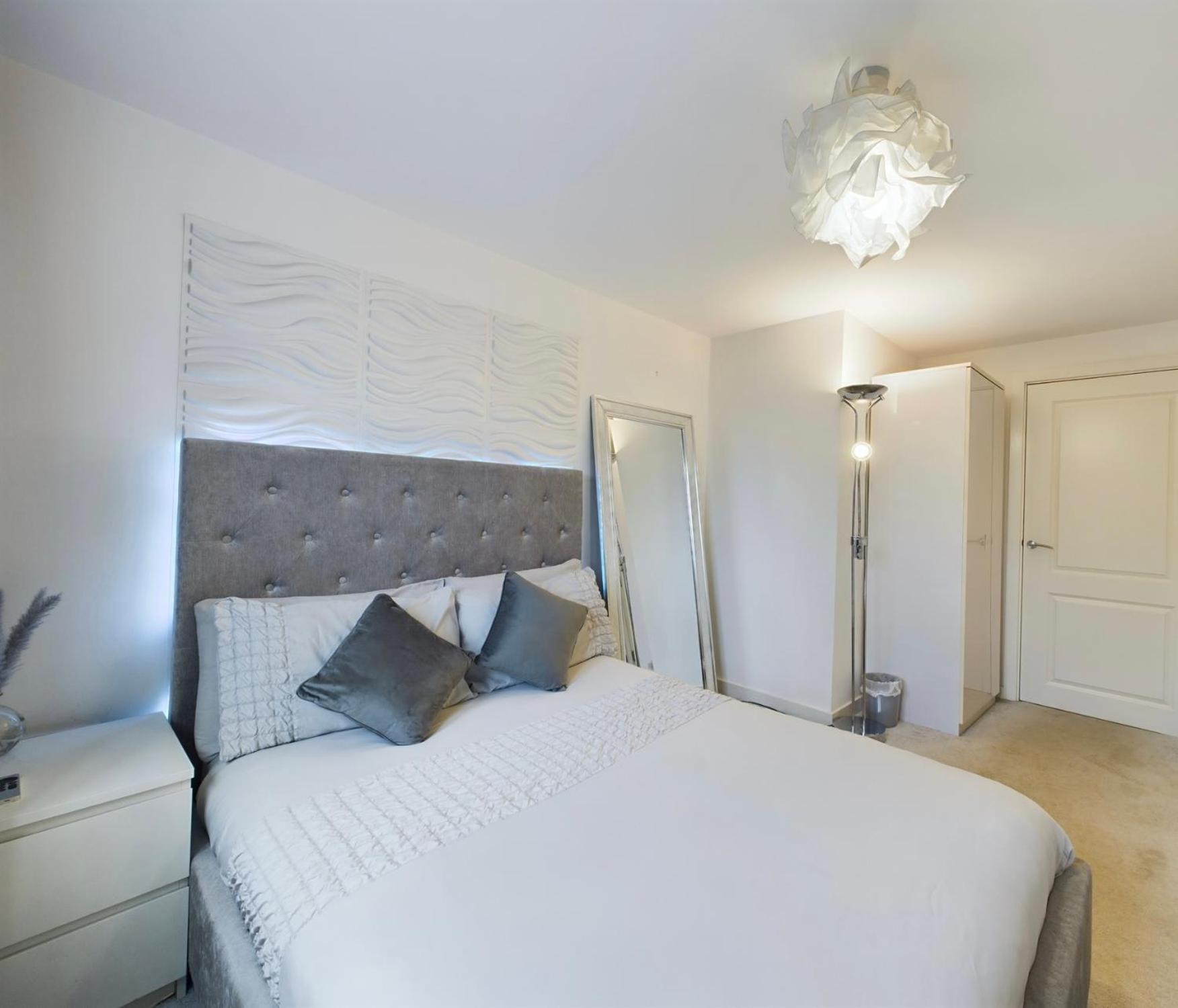 Modern 2 Bed With Private Parking Apartment